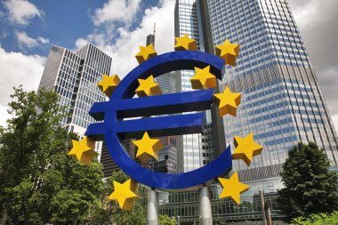 Willy-Brandt Meydanı 'nda Avrupa Merkez Bankası' nın yanındaki Euro tabelası. Frankfurt ben Main 'im. Almanya