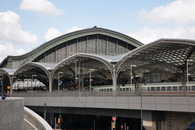 Köln 'deki ana tren istasyonu (Hauptbahnhof). Almanya