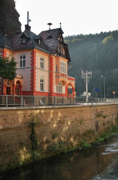 Embankment Rivière Kamenice Dans Village Hrensko République Tchèque — Photo