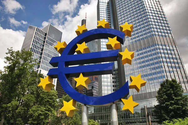 Знак Евро Возле Европейского Центрального Банка Площади Вилли Брандта Франкфурт — стоковое фото