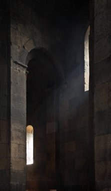 Vagharshapat 'taki Aziz Gayane Kilisesi' ndeki ışık huzmesi. Ermenistan