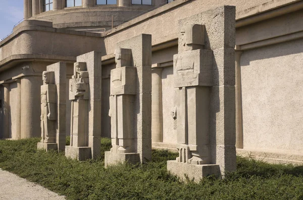 Escultura Frente Quatro Cúpulas Pavilhão Wroclaw Polónia — Fotografia de Stock