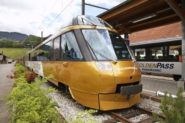 Zweisimmen 'deki tren istasyonunda Altın Geçit Treni. Bern Kantonu. İsviçre.