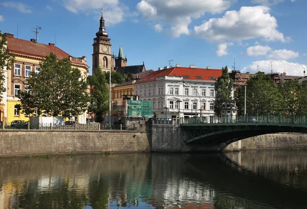 Hradec Kralove 'daki Elbe Nehri üzerindeki beyaz kule ve köprü. Çek Cumhuriyeti