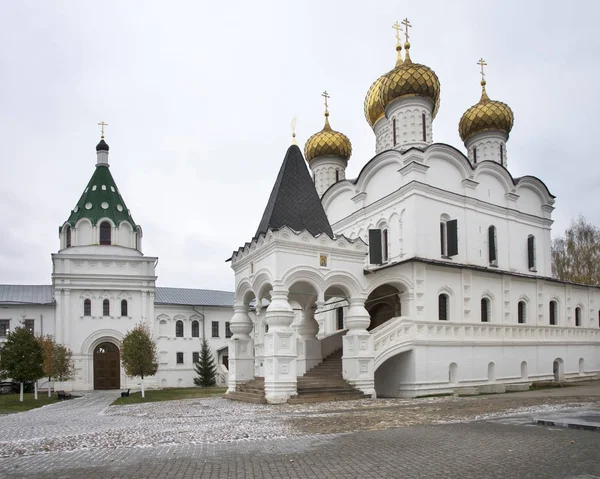 Святые Ворота Церковью Хризанта Дария Троицким Собором Свято Троицкого Ипатьевского — стоковое фото