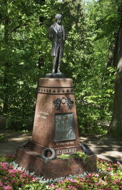 Podolsk yakınlarındaki Ostafyevo parkında Alexander Puşkin anıtı. Rusya