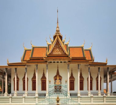 Gümüş Pagoda - Zümrüt Tapınağı (Wat Ubosoth Ratanaram - Preah Vihear Preah Keo Morakot) Phnom Penh 'deki Kraliyet Sarayı' nda (Preah Barum Reachea Veang Nei Preah Reacheanachak Kampuchea). Kamboçya