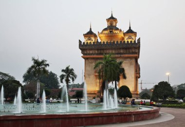 Patuxay (Patuxai) - Vientiane 'deki Patuxay (Patuxai) parkındaki Aux Morts Anıtı (Zafer Kapısı). Laos