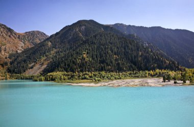 Issyknear Gölü manzarası. Kazakistan