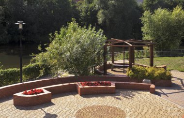 Zagan 'daki Bobr Nehri rıhtımında. Polonya