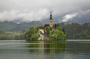Bled Gölü manzarası. Slovenya
