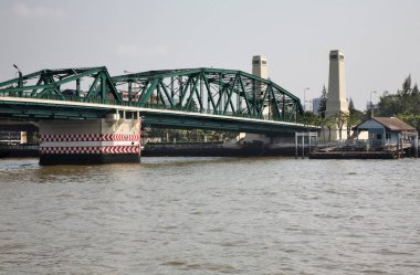 Bangkok 'taki Chao Phraya nehri üzerindeki anıt köprü. Tayland Krallığı
