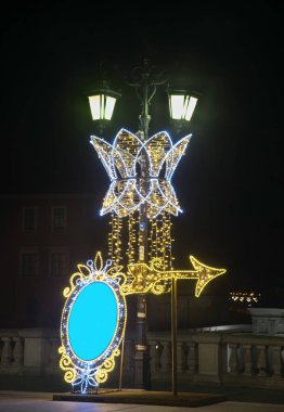 Varşova 'daki Castle Meydanı' nın tatil süslemeleri. Polonya