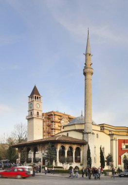 Tiran 'daki Ethem Bey camii ve saat kulesi. Arnavutluk