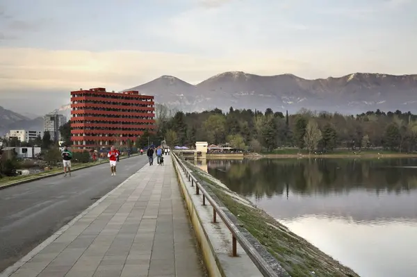 Parc Tirana sur le lac artificiel. Albanie — Photo