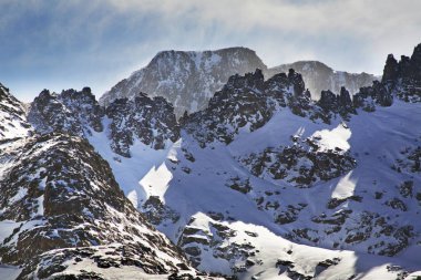 Kampın yakınındaki Pireneler. Andorra.