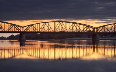 Torun kasabasındaki Jozef Pisudski köprüsü. Polonya