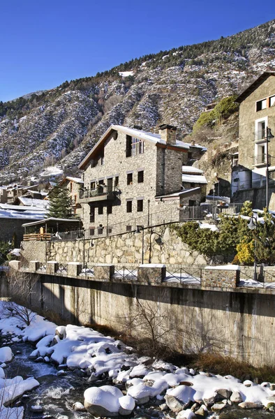 Embankment Les Bons Pueblo Cerca Encamp Andorra —  Fotos de Stock