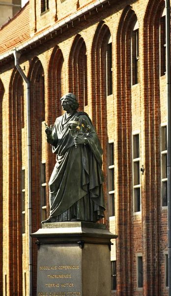 Monumento Nicolás Copérnico Cerca Casa Adosada Torun Polonia — Foto de Stock