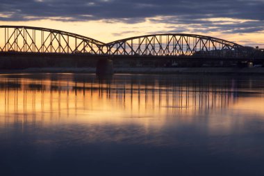 Torun kasabasındaki Jozef Pisudski köprüsü. Polonya