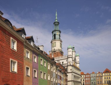 Poznan 'daki Old Market Meydanı' nda belediye binası. Polonya