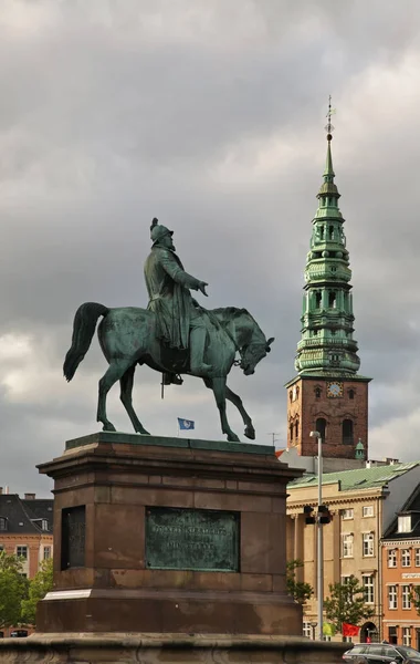コペンハーゲンのフレデリク7世と聖ニコラス教会の乗馬像 デンマーク — ストック写真