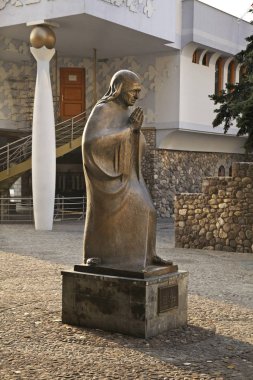 Üsküp 'teki Rahibe Teresa anıtı. Makedonya