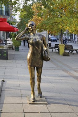 Üsküp 'te telefonu olan bir kızın heykeli. Makedonya