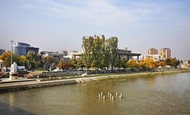 Üsküp 'teki Vardar nehrinin seti. Makedonya