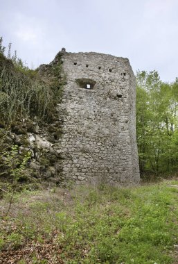Tolmin 'in yukarısındaki Kozlov Rob' daki şatonun kalıntıları. Slovenya