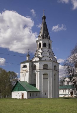 Çarmıha gerilme kilisesi - Alexandrov kasabasındaki Holy Dormition manastırında çan kulesi (Alexandrov Kremlin). Rusya
