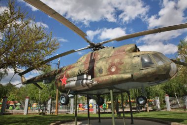 Zaferin 30. yıldönümü parkında Mi-8 helikopteri. Krasnodar. Rusya