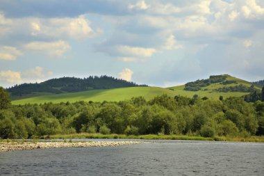 Dunajec nehri manzarası. Polonya