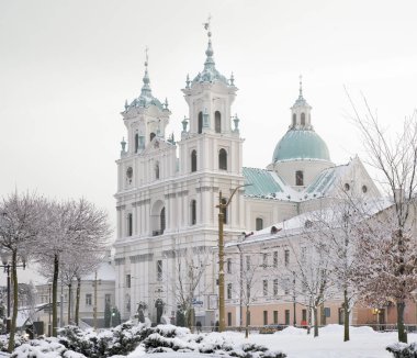 Grodno 'daki Sovyet meydanında Aziz Francis Xavier Katedrali. Beyaz Rusya