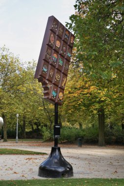 Brüksel parkında çikolata heykeli. Belçika