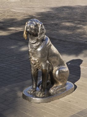 Voronezh 'deki Revolution Bulvarı' nda siyah kulaklı köpek Bim anıtı. Rusya