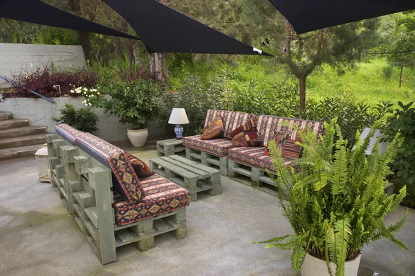 Kyrenia (Girne) yakınlarındaki Karaman (Karmi) tarihi köyünde hazine restoranı. Kıbrıs