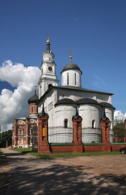 Aziz Niklas Katedrali, çan kulesi ve Volokolamsk Kremlin 'deki Diriliş Katedrali. Rusya
