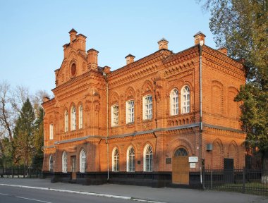 Sovyet caddesi 11 'deki eski ev. Biysk' teki Alexander Puşkin 'in adını taşıyan gerçek erkek okulu. Altai Krai. Batı Sibirya. Rusya