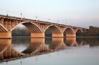 Biysk 'teki Biya Nehri üzerindeki ortak köprü. Altai Krai. Batı Sibirya. Rusya