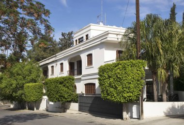 Lefkoşe 'nin modern bölgesinde tipik bir sokak. Kıbrıs