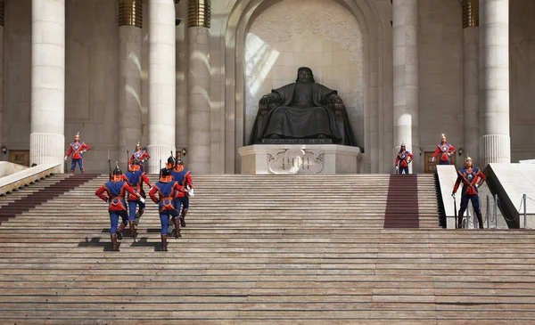 Čestná Stráž Před Vládním Palácem Náměstí Grand Chinggis Khaan Ulaanbaataru — Stock fotografie