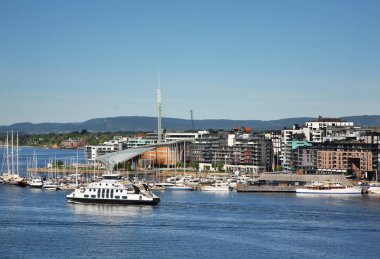 Pipervika Körfezi ve Oslo 'daki Aker Brygge bölgesi. Norveç