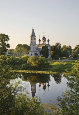 Vologda Nehri ve Vologda 'daki Sretensky Kilisesi (Toplantı Kilisesi). Rusya