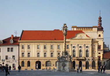 Trnava 'daki Kutsal Üçlü Meydanı' nda salgın köşe yazısı. Slovakya