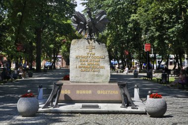 Augustow 'daki Sigismund II Augustus Meydanı' nda özgürlük savaşçıları anıtı. Polonya
