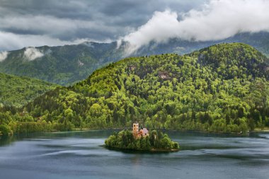 Bled Gölü manzarası. Slovenya
