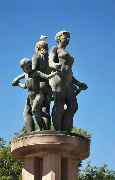 Estatua con mujeres y niños del artista Emil Lie en el Ayuntamiento — Foto de Stock