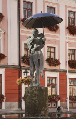Tartu 'daki belediye binasının önünde öpüşen öğrenciler çeşmesi. Estonya