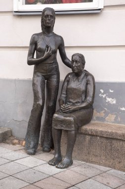 Tartu 'daki kasaba meydanında bulunan Tartu Sanat Müzesi' nin (Kunstiuseum) önündeki Heykel Köyü Kadın Kasabası. Estonya